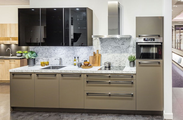 Bruine keuken met marmer