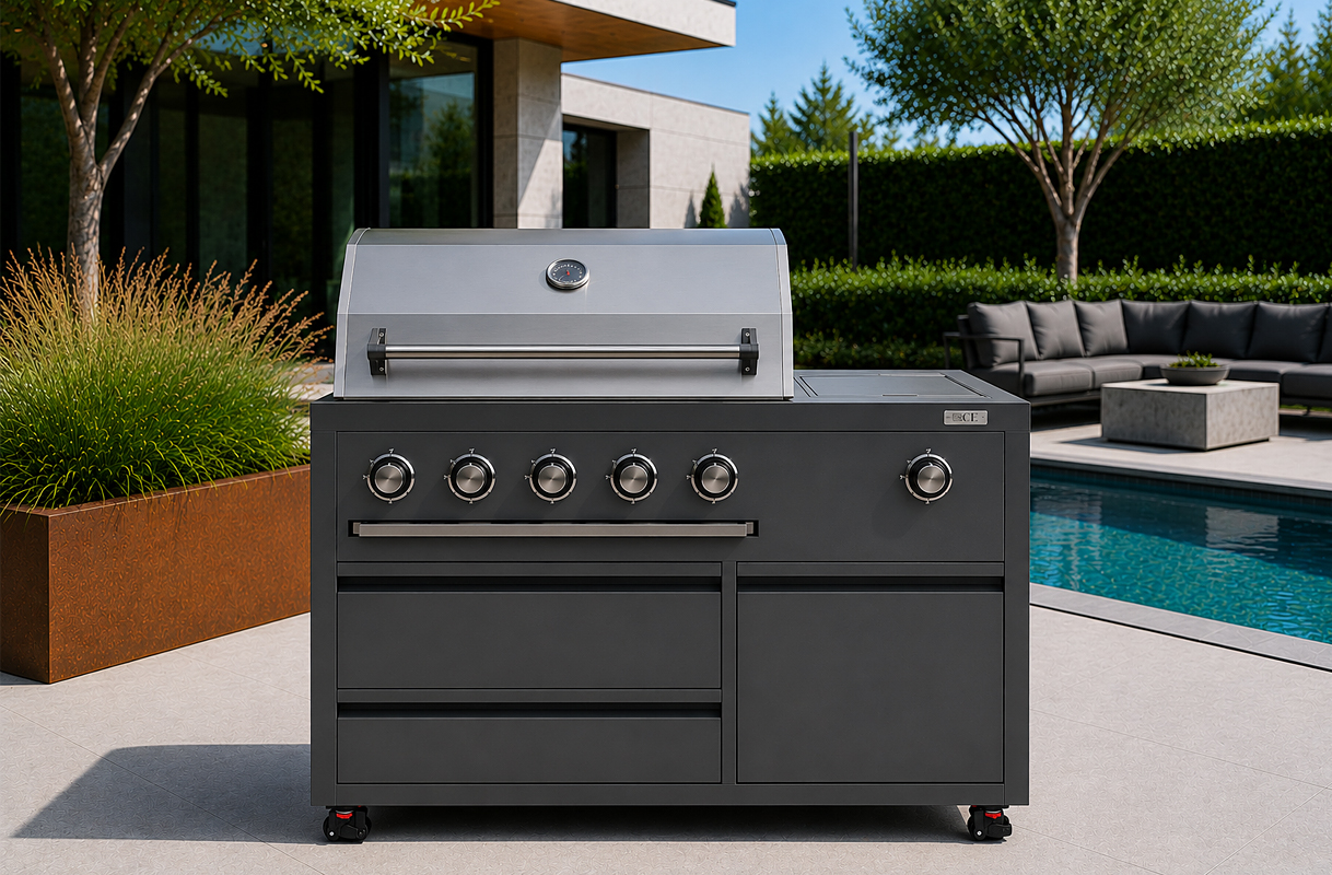 Antraciet gasbarbecue-module met rvs deksel, vijf branders, zijbrander en ladekasten op een terras bij het zwembad