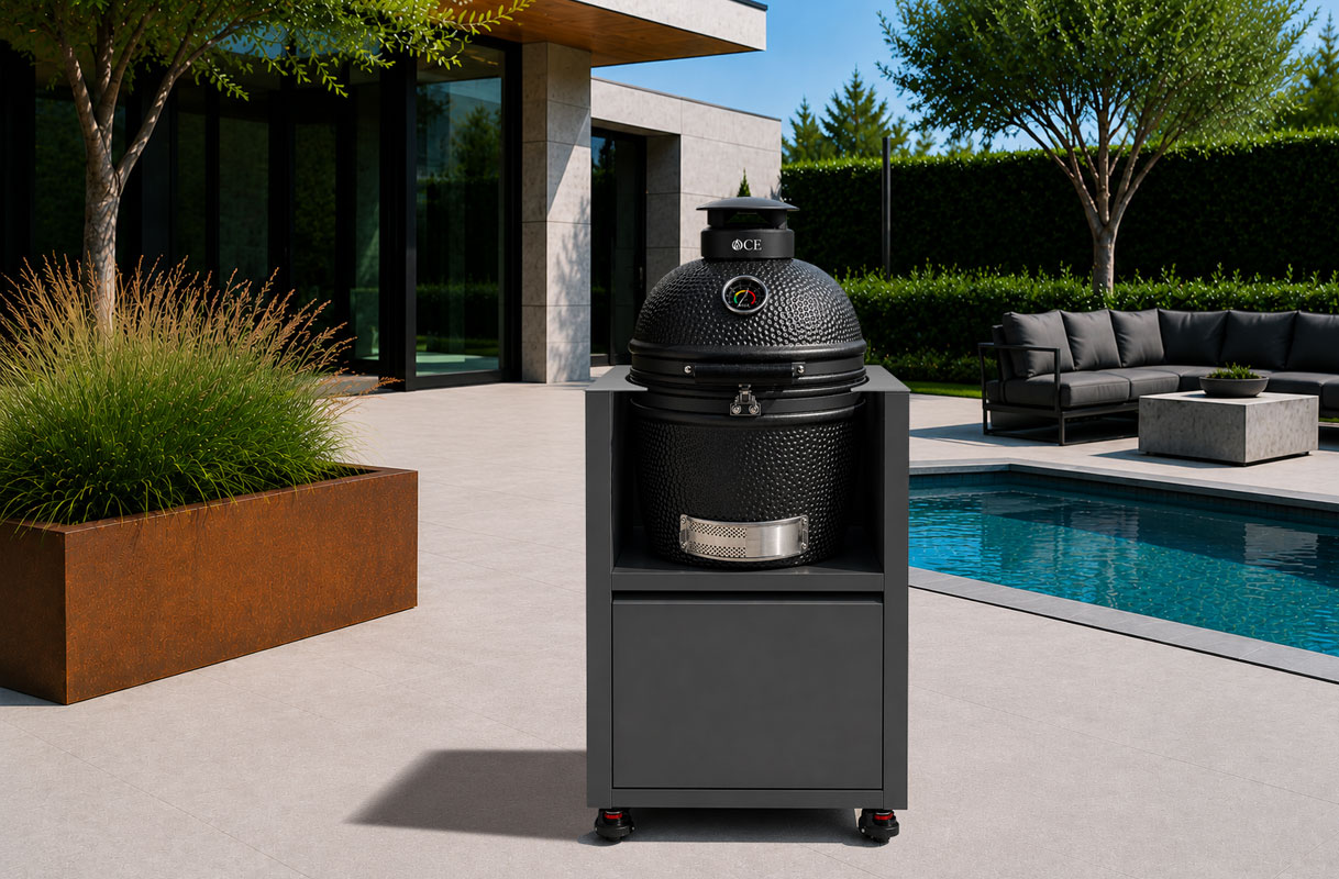 Zwarte keramische kamado barbecue in antraciet modulekast op een terras bij het zwembad