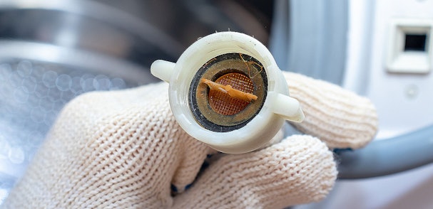 Verstopt watertoevoerfilter van Beko wasmachine bij foutcode C1