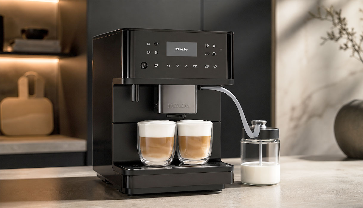 Miele cappuccino apparaat dat twee cappuccino's tegelijk zet met melkschuim en espresso
