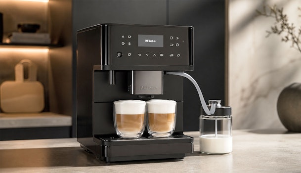 Miele cappuccino apparaat dat twee cappuccino's tegelijk zet met melkschuim en espresso