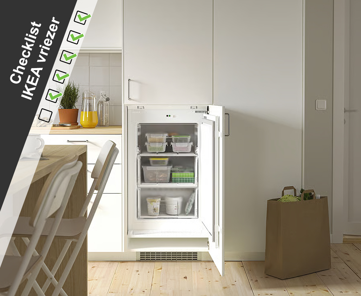 Open onderbouwvriezer in een IKEA METOD keuken met een visuele checklist in beeld, bedoeld om de belangrijkste technische aandachtspunten voor METOD-montage te benadrukken.