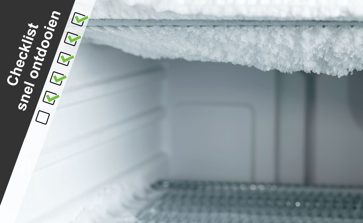 Vriezer met dikke ijslaag en checklist voor snel ontdooien.