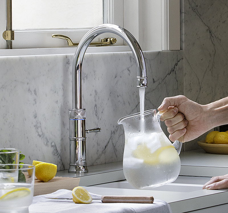 Quooker Classic Fusion kokendwaterkraan in chroom afwerking met hoogglans zilveren uitstraling boven een spoelbak