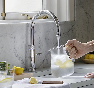 Quooker Classic Fusion kokendwaterkraan in chroom afwerking met hoogglans zilveren uitstraling boven een spoelbak