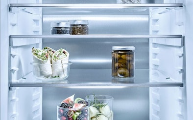 Miele CleanSteel achterwand in koelvriescombinatie voor hygiënische voedselopslag