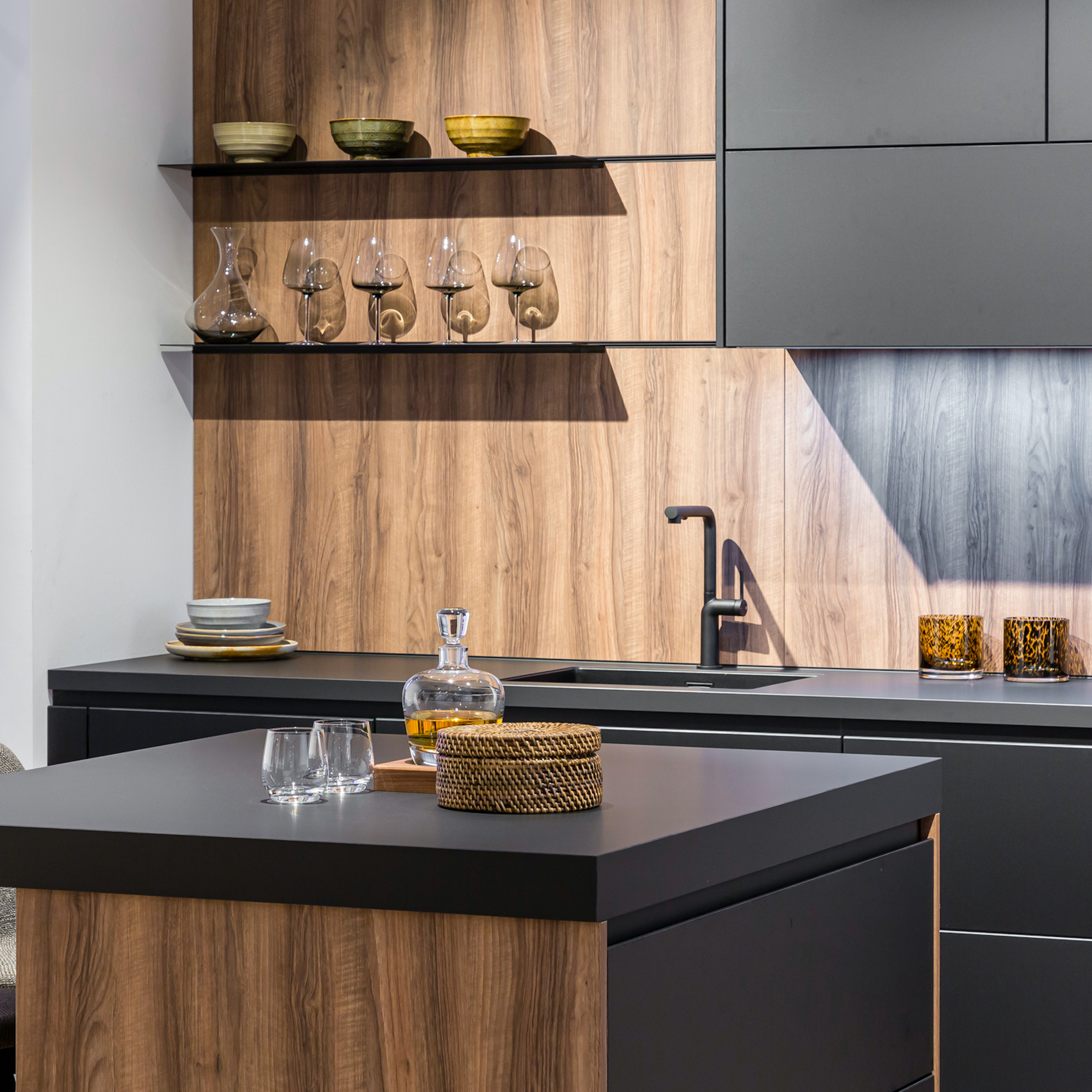 Close-up zitgedeelte trendy mat zwarte keuken met hout