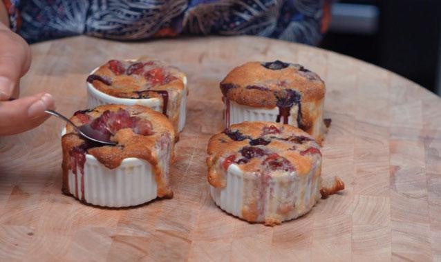 Cobbler van bosbessen, cranberry's en salie