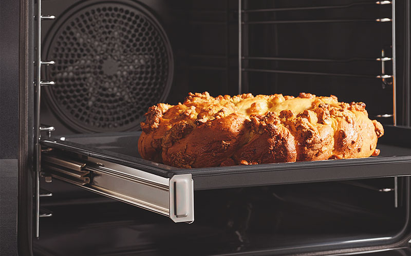 Vers gebakken brood in een combi-stoomoven met instelbare temperatuur en vochtregeling voor een krokante korst.