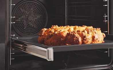 Vers gebakken brood in een combi-stoomoven met instelbare temperatuur en vochtregeling voor een krokante korst.