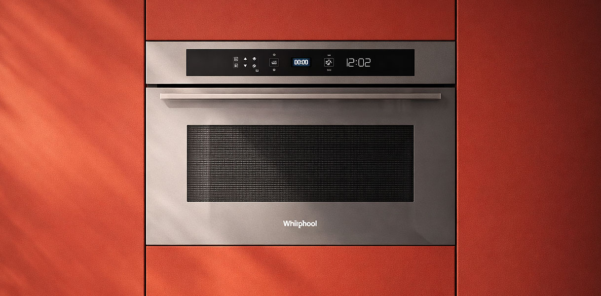 Whirlpool combi oven met magnetronfunctie ingebouwd in rode keukenkasten met digitaal display