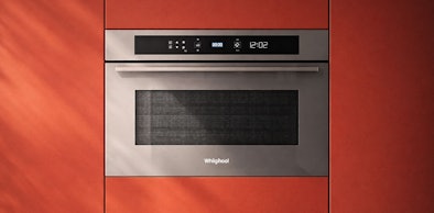 Whirlpool combi oven met magnetronfunctie ingebouwd in rode keukenkasten met digitaal display