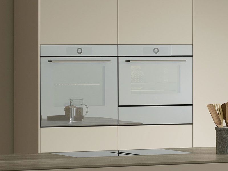 V-ZUG combi-oven bakoven met stoom functionaliteit ingebouwd in moderne keuken met glaskan op aanrecht