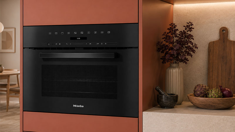 Miele H 7240 combimagnetron met DirectSensor S bediening, ingebouwd in een moderne terracotta keuken