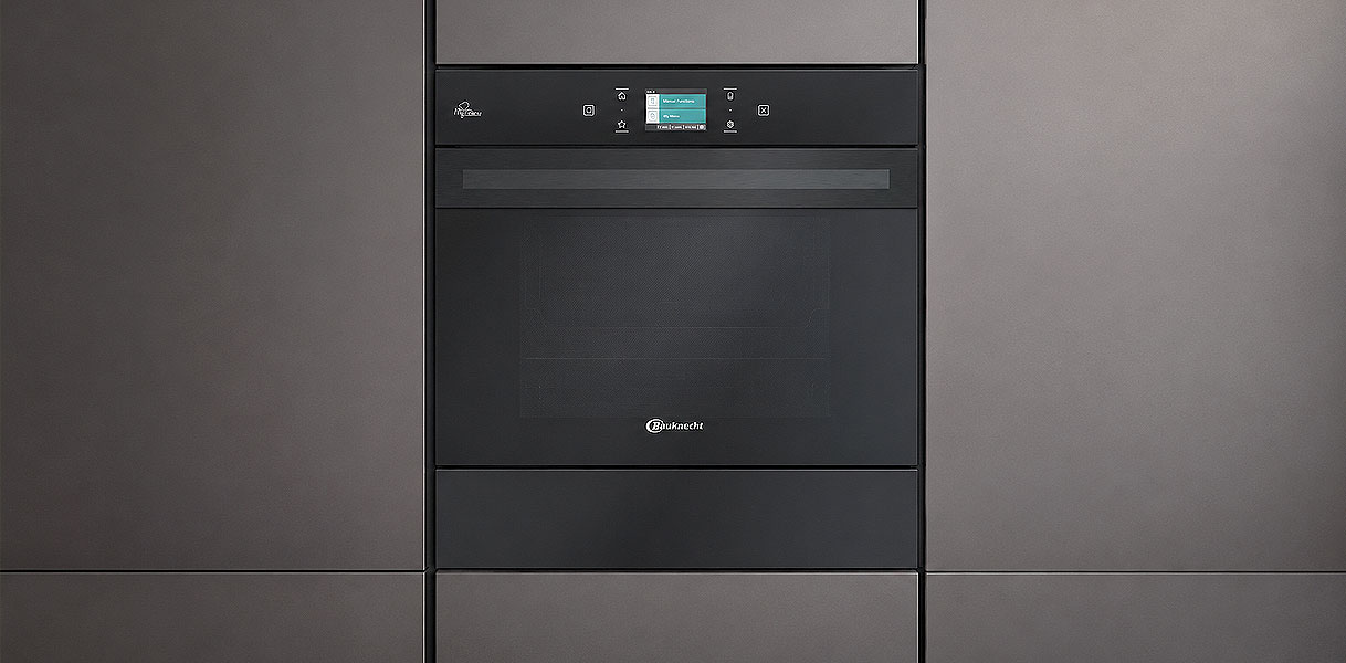 Compacte heteluchtoven van 45 cm hoog ingebouwd in een strakke kastenwand