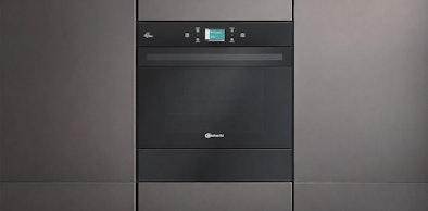 Compacte heteluchtoven van 45 cm hoog ingebouwd in een strakke kastenwand