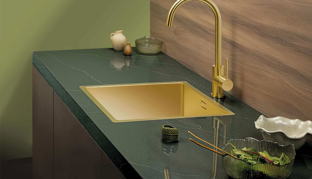 Compact keukenblad van 60 cm diep met beperkte werkruimte naast een gouden spoelbak en kraan