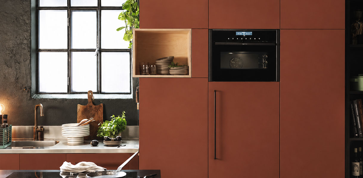 Compacte oven van 45 cm ingebouwd op één lijn met de kastenwand in de keuken