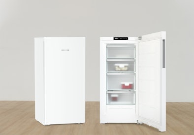 Compacte staande vriezer met meerdere transparante lades en overzichtelijke indeling.