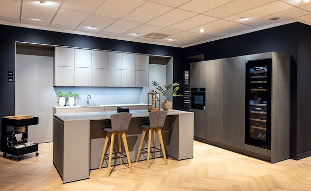 Een complete keuken met inbouwapparatuur in onze showroom.
