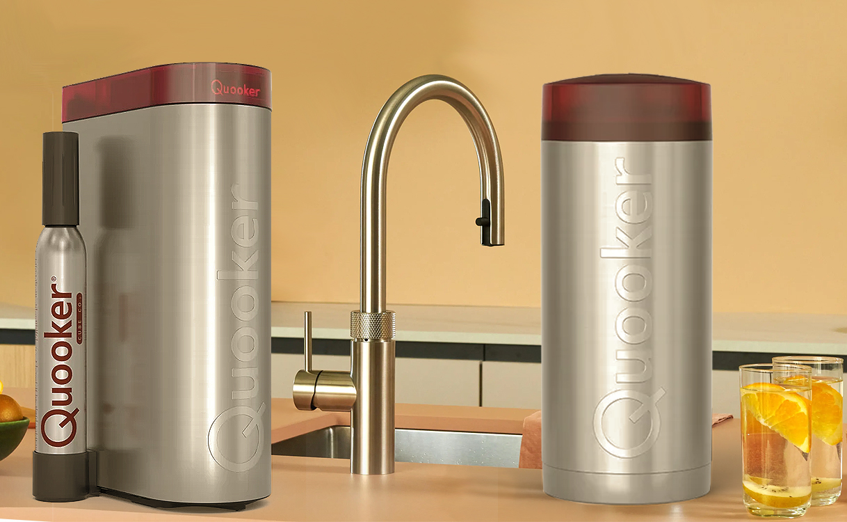 Hier zijn mijn suggesties voor de complete Quooker set afbeelding: Alternatieve tekst (alt): Complete Quooker set met Fusion Round kraan in RVS, CUBE reservoir met CO2-cilinder voor bruisend water, en COMBI+ reservoir voor kokend water