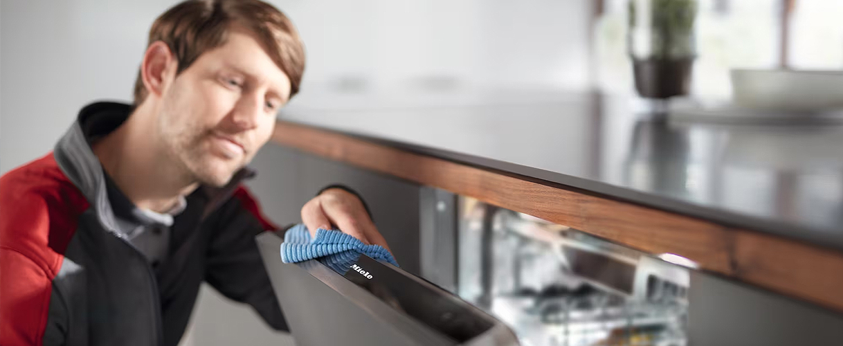 Miele monteur installeert professioneel Miele apparaat - vakkundige service Bemmel & Kroon