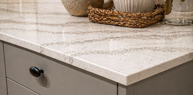 Composiet werkblad in steenlook met landelijke knop op lade en decoratieve manden