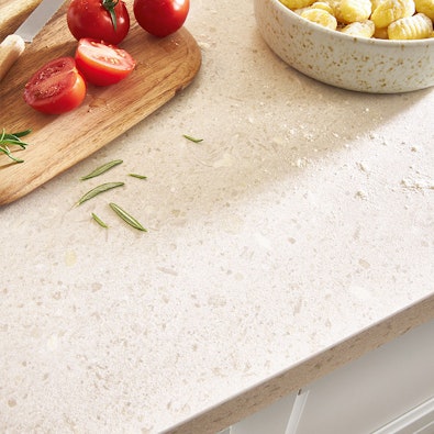 Composiet werkblad in terrazzo look