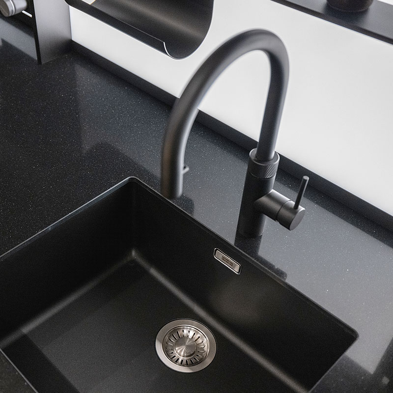 Composiet werkblad met zwarte onderbouw spoelbak en Quooker