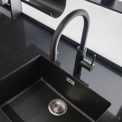 Composiet werkblad met zwarte onderbouw spoelbak en Quooker