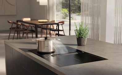 Miele inductiekookplaat met Con@ctivity technologie die automatisch de afzuiging aanstuurt tijdens het koken