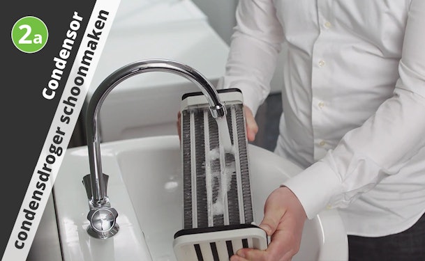 Condensor van een condensdroger schoonmaken.