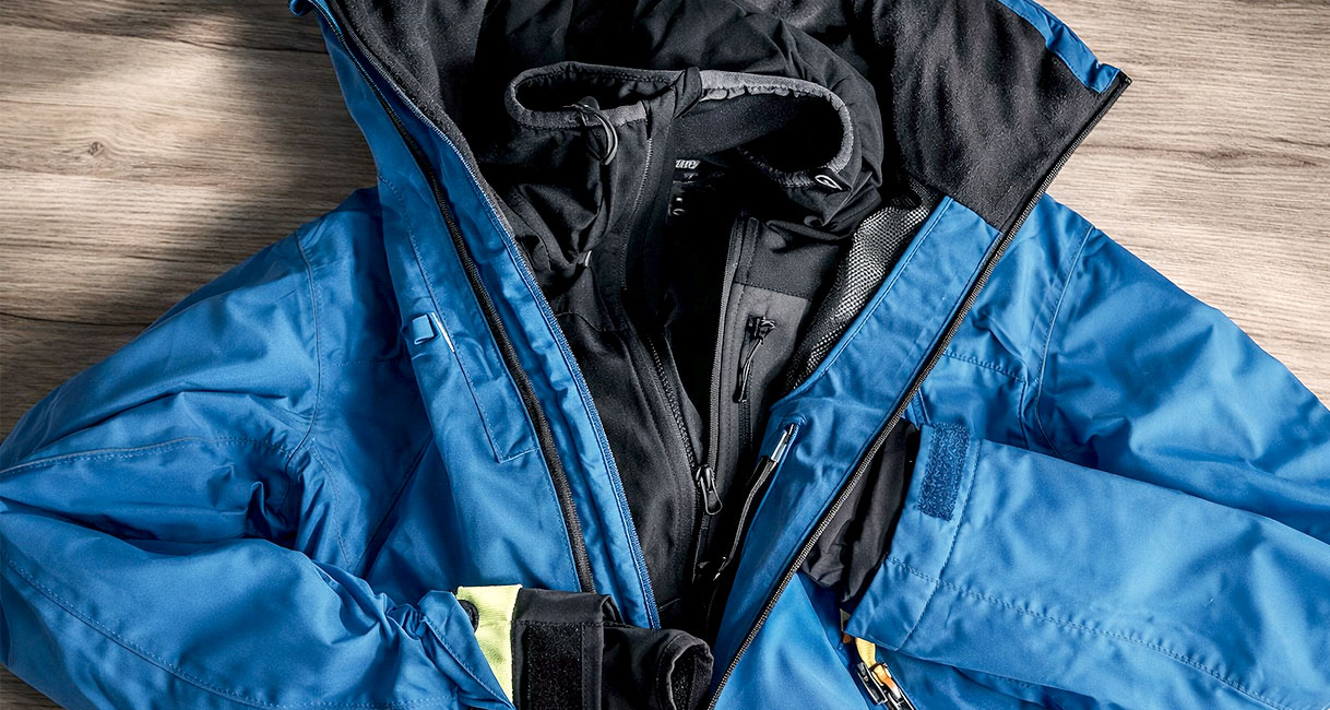 Blauwe waterdichte jas geschikt voor conditioning en opnieuw waterdicht maken