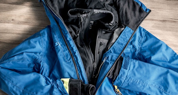 Blauwe waterdichte jas geschikt voor conditioning en opnieuw waterdicht maken