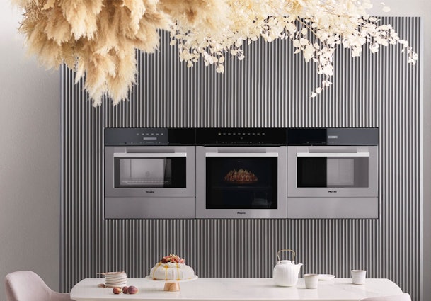 Miele ContourLine ovens met roestvaststalen frame en glazen front in moderne keuken