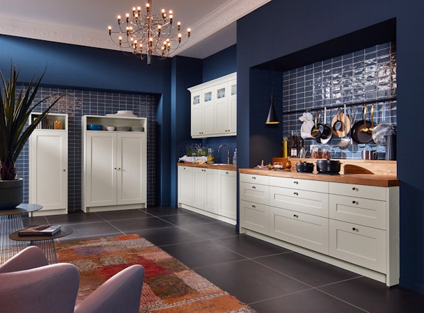 Contrast creëren met de kleuren wit en diepblauw.