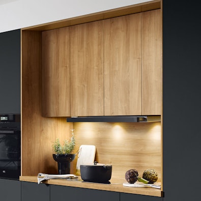 Contrasterende nis in eikendecor