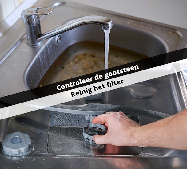 Gootsteen met vuil water en hand die het vaatwasserfilter verwijdert