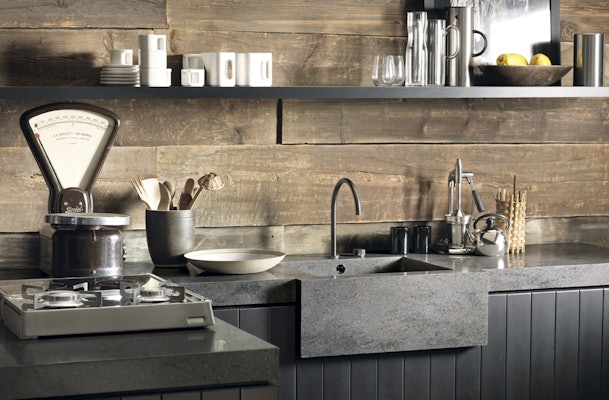 Een Corian aanrechtblad met maatwerk spoelbak in een Landelijke keuken.