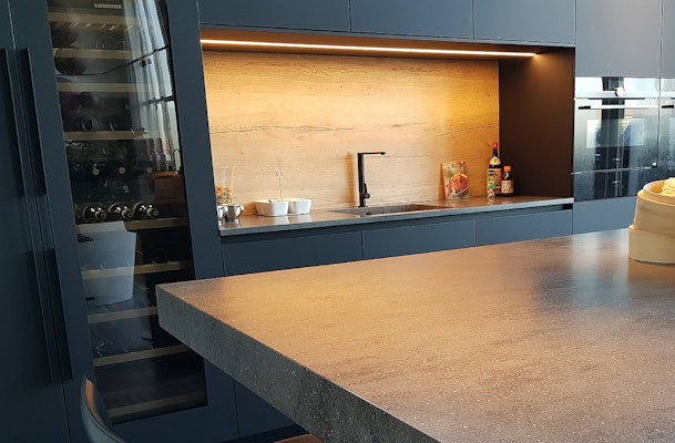 Corian keukenblad op kookeiland.