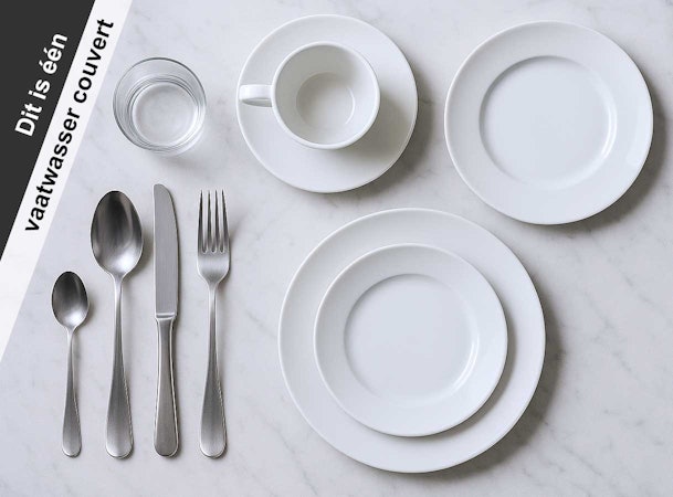 Een compleet vaatwasser couvert met dinerbord, soepbord, dessertbord, koffiekopje, schotel, glas en bestek op witte achtergrond"