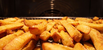 Krokante frietjes zonder olie bereid met de crisp airfry functie voor een gezonder resultaat