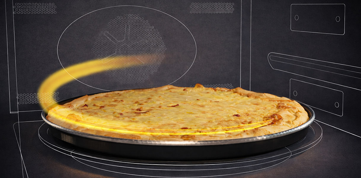 Knapperige pizza op crispplaat in Whirlpool magnetron met Crisp functie voor ovenresultaat