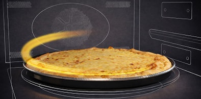 Knapperige pizza op crispplaat in Whirlpool magnetron met Crisp functie voor ovenresultaat