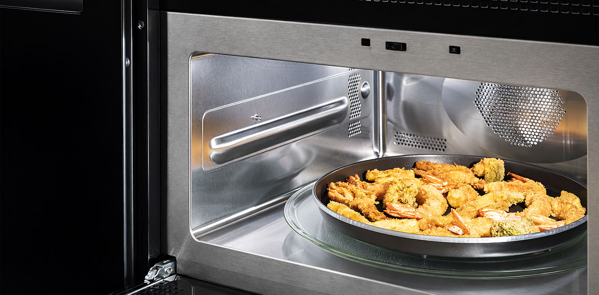 Krokante snacks op crispplaat in Whirlpool magnetron met CrispFry functie voor vetarm frituren