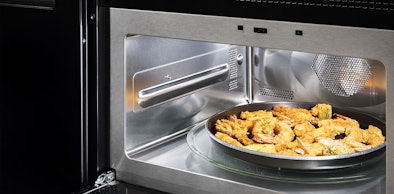 Krokante snacks op crispplaat in Whirlpool magnetron met CrispFry functie voor vetarm frituren