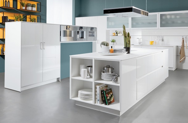 Cube opbergrekken in een moderne keuken.