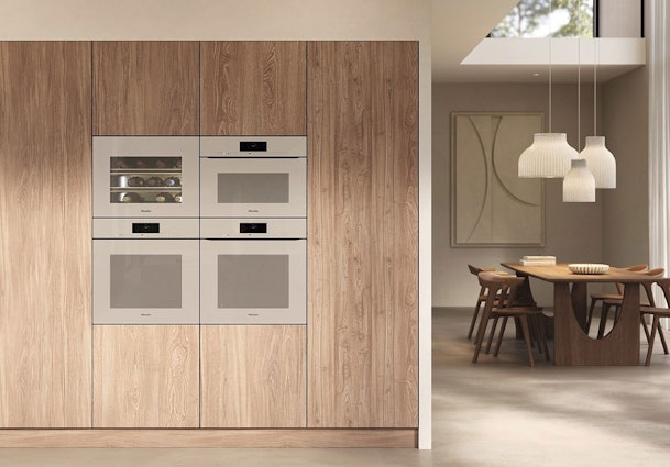 Miele CubiQ-design ovens in symmetrische vierkante opstelling geïntegreerd in moderne houten keuken