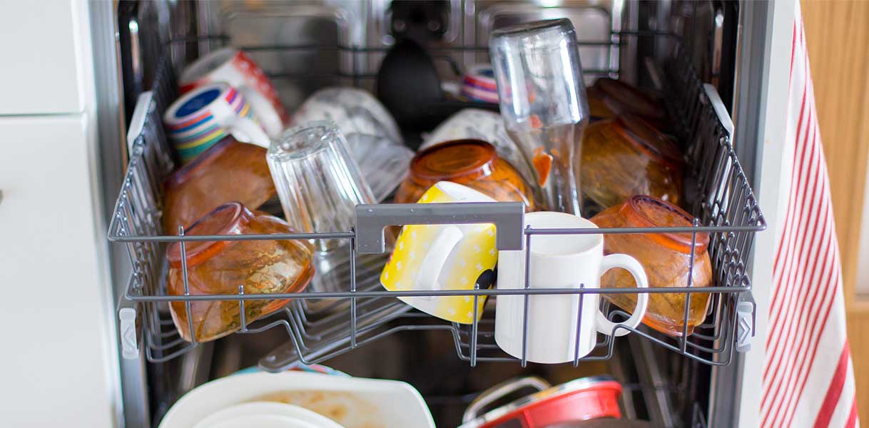 Overvolle vaatwasser met vuile vaat als voorbeeld van wat je moet vermijden